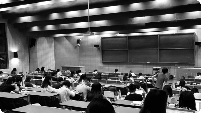 Foto de uma turma de pessoas sentadas estudando