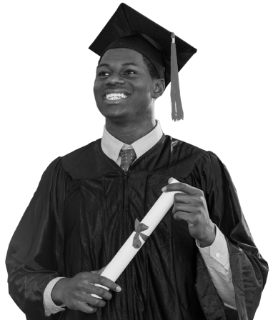 Foto de um estudante segurando o diploma de formatura